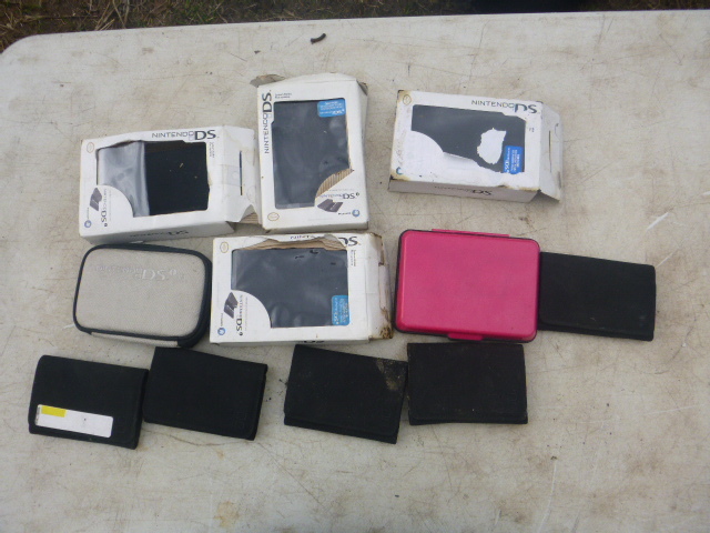 lot 113 image: Miscellaneous Nintendo DS Cases