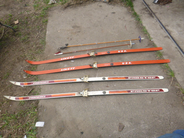 lot 122 image: 2 Pair of Skis