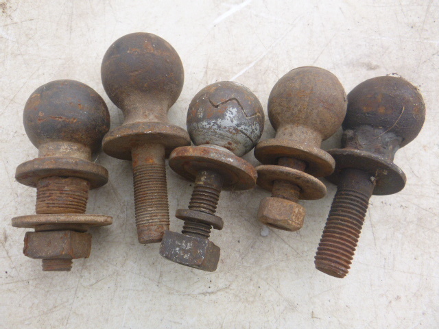 lot 125 image: 5 Hitch Balls