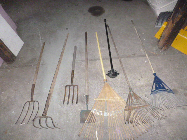 lot 160 image: Miscellaneous Lawn and Garden Tools
