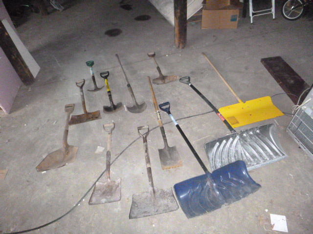 lot 161 image: Miscellaneous Shovels
