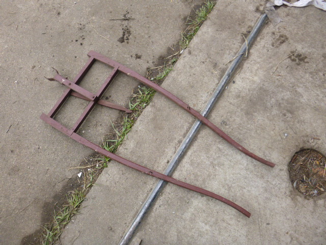lot 200 image: Goat Harness Pole Rack