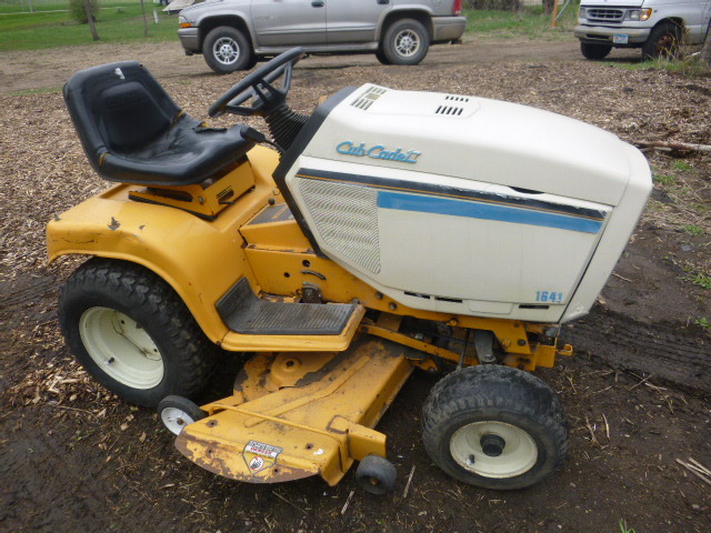 lot 5 image: Cub Cadet 1641