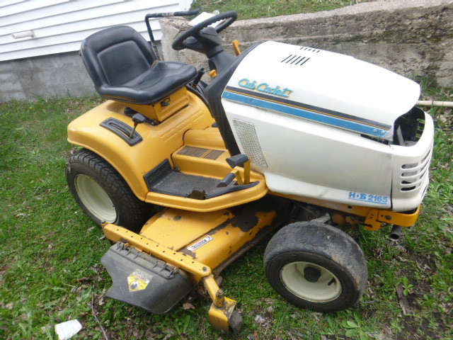 lot 2 image: Cub Cadet HDS2165