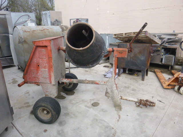 lot 3 image: 1985 Cement Mixer
