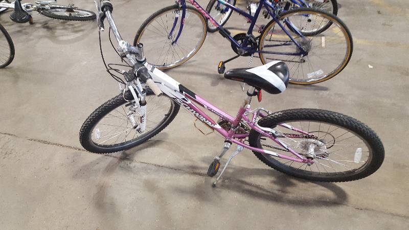 lot 355 image: Womens PurpleWhiteBlack Schwinn Ranger Bike, 20 Rim