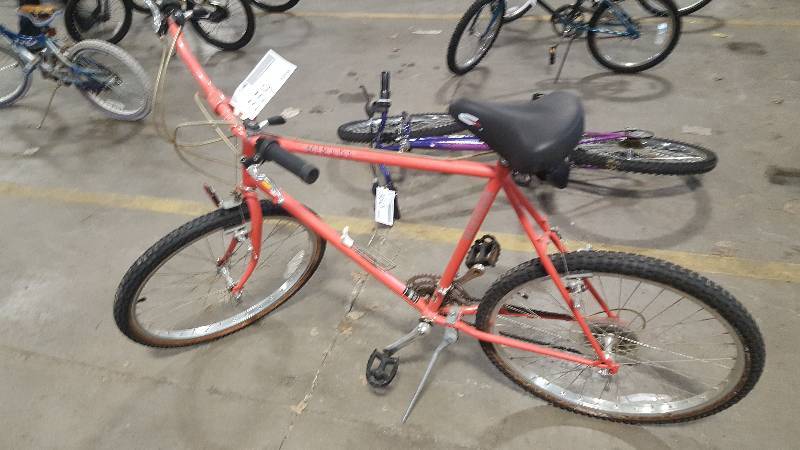 lot 359 image: PinkPeach Schwinn Mirana Cross Trainer Bike, 22 Rim
