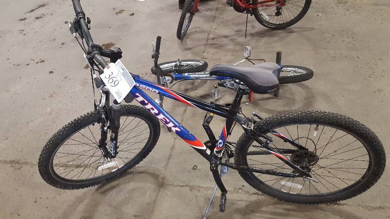 lot 369 image: BlueRedBlack Trek Alpha 4500 Bike, 22 Rim