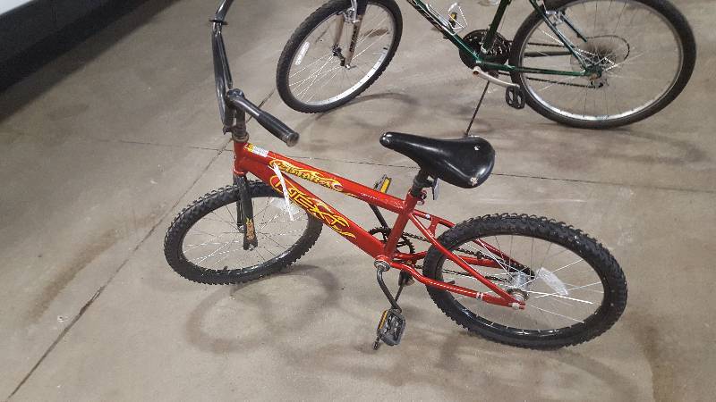 lot 379 image: Boys Cobra Bike, 16 Rim