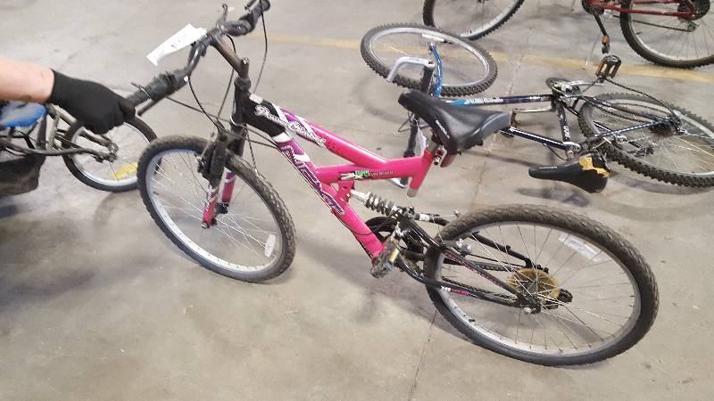 lot 394 image: Womens Pink Next Powerclimber 18-Speed Mountain Bike, 20 Rim