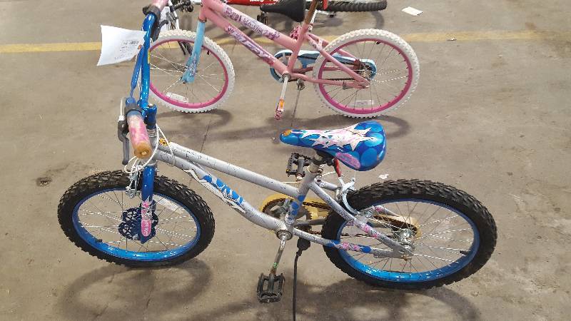 lot 400 image: Silver Next Glamour Girl Bike, 16 Rim