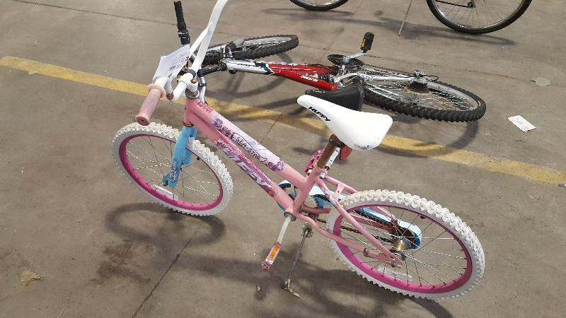 lot 402 image: Girls PinkBlueWhite Huffy Sea Star Bike, 16 Rim