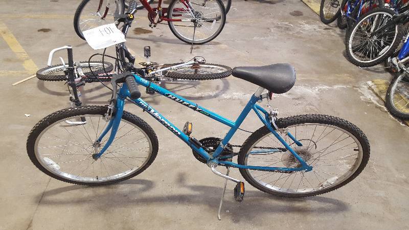 lot 404 image: BlueTurquoise Huffy Venom 10-Speed Bike, 22 Rim