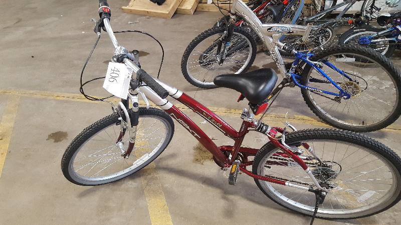 lot 406 image: Womens RedSilver Avalon Cs Bike, 22 Rim