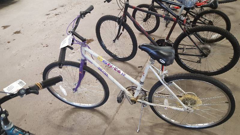 lot 411 image: Womens WhitePurple Magna Bike, 22 Rim