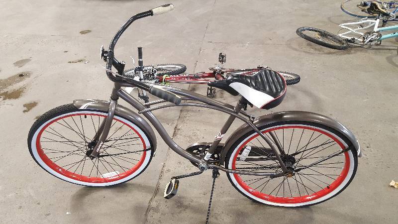 lot 415 image: Mens BrownRedWhite Huffy Cranbrook Street Cruiser Bike, 22 Rim