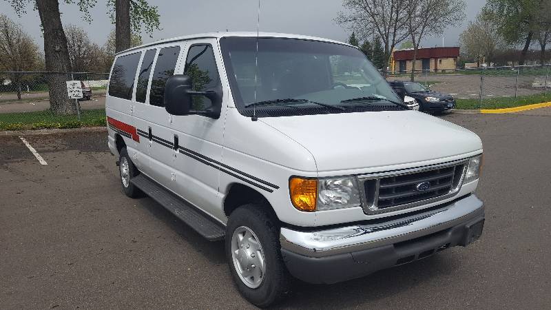 lot 2 image: 2004 Ford E-350 XLT Super Duty