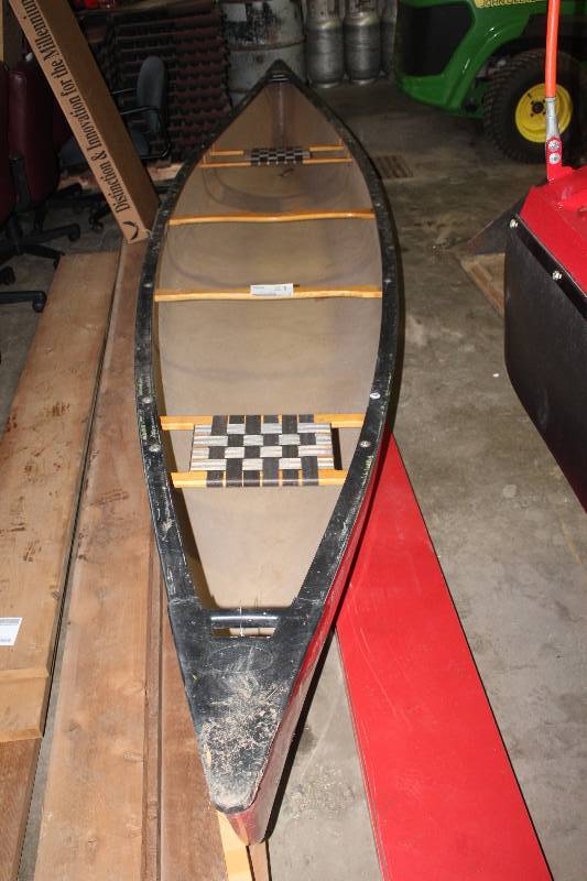 lot 17 image: Discovery 174 Old Town Canoe
