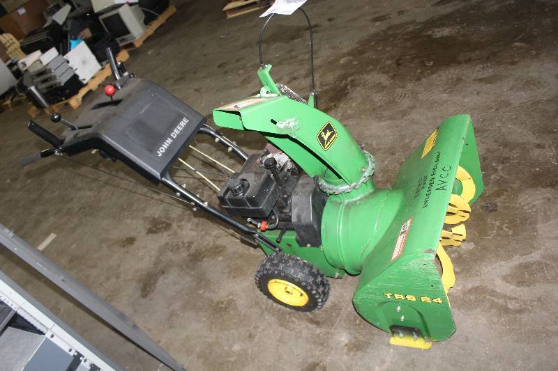 lot 40 image: John Deere Snowblower