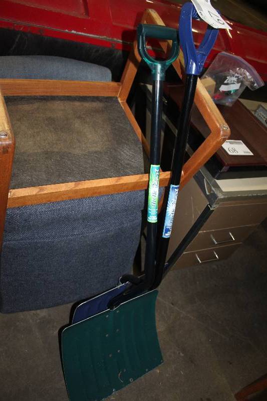 lot 67 image: Lot of (2) Snow Shovels