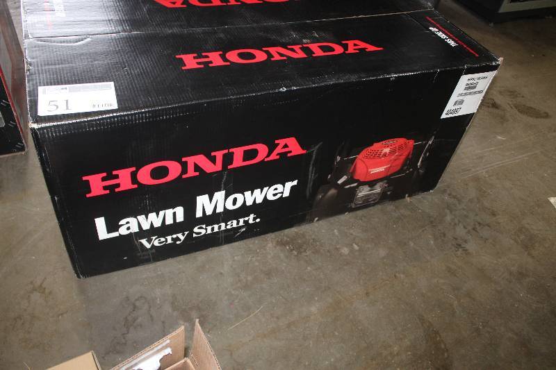 lot 51 image: Honda Self-Propelled Variable Speed Lawn Mower w Auto Choke