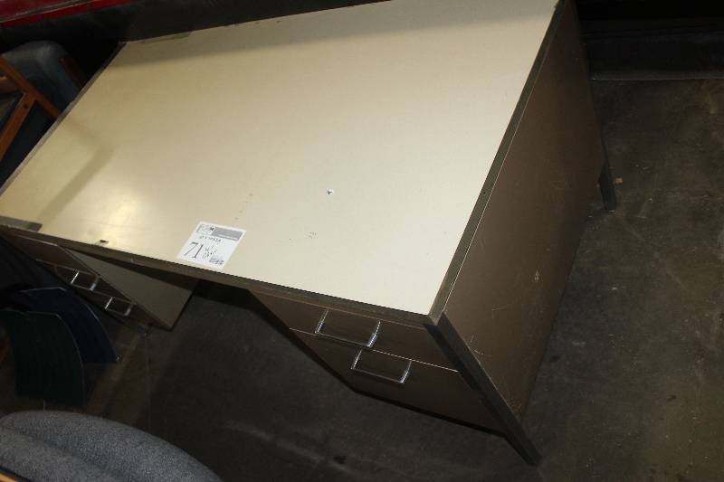 lot 71 image: Office Desk w Chair