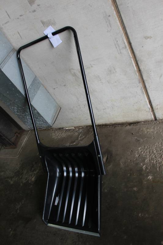 lot 58 image: 20 Big Scoop Shovel