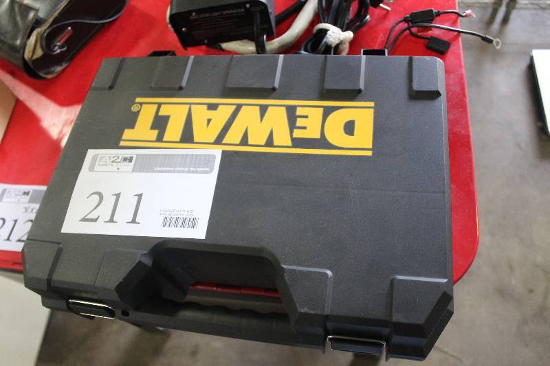 lot 211 image: Dewalt 14.4V Cordless Drill w Case and Battery