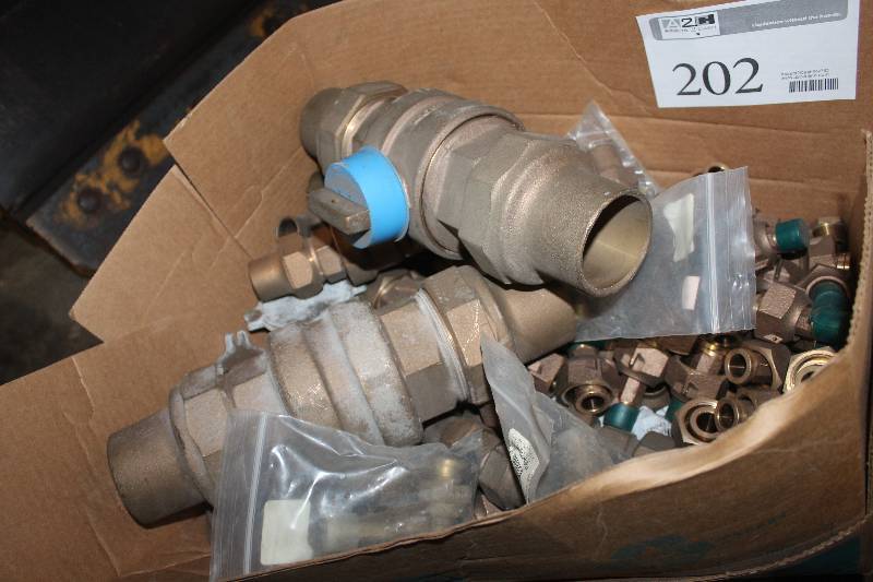 lot 202 image: Box Lot of Various Brass Valves, Adapters and Fittings