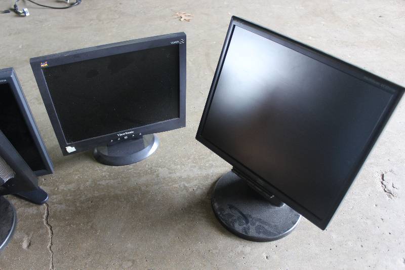 lot 144 image: Lot of (2) NEC,Viewsonic 15,17 LCD Monitors