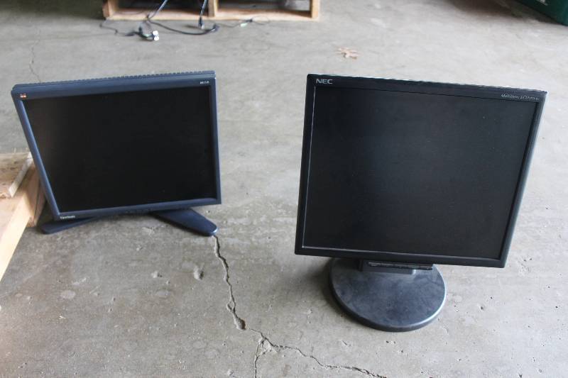 lot 143 image: Lot of (2) NEC,Viewsonic 17 LCD Monitors