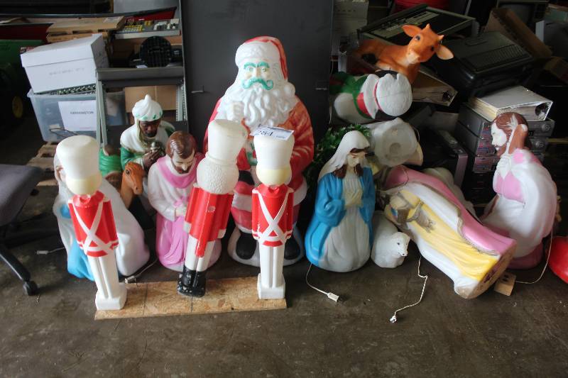 lot 284 image: Lot of Christmas Decorations