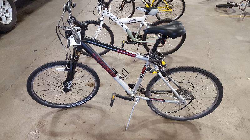 lot 303 image: BlackSilver Trek 3900 Bike, 22 Rim