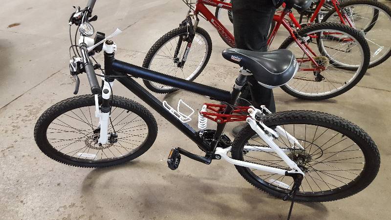 lot 311 image: BlackWhite Shiman Mountain Bike, 22 Rim