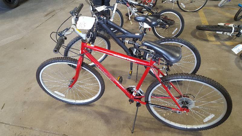 lot 315 image: Red Magna Glacier Point Mountain Bike, 22 Rim