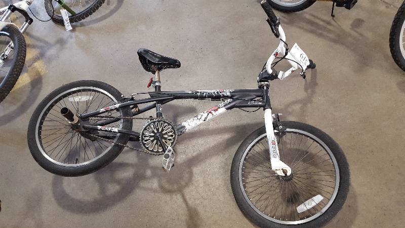 lot 319 image: WhiteBlack Razor FS2000 Bike, 17 Rim