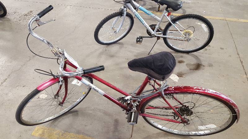 lot 304 image: Maroon Free Spirit Bike, 23 Rim
