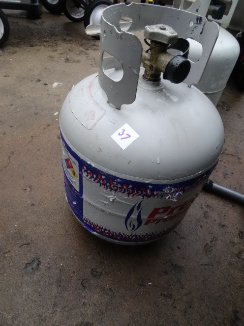 lot 37 image: New Style 20 Lb. LP Tank