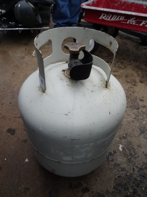 lot 38 image: New Style 20 Lb. LP Tank