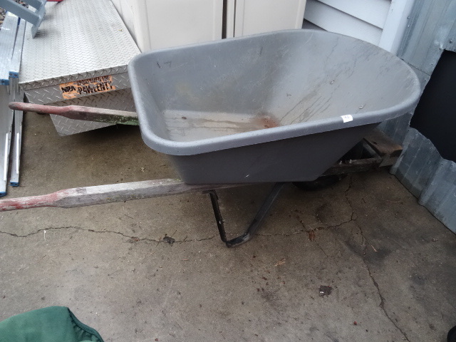 lot 40 image: True Temper Poly Wheel Barrow