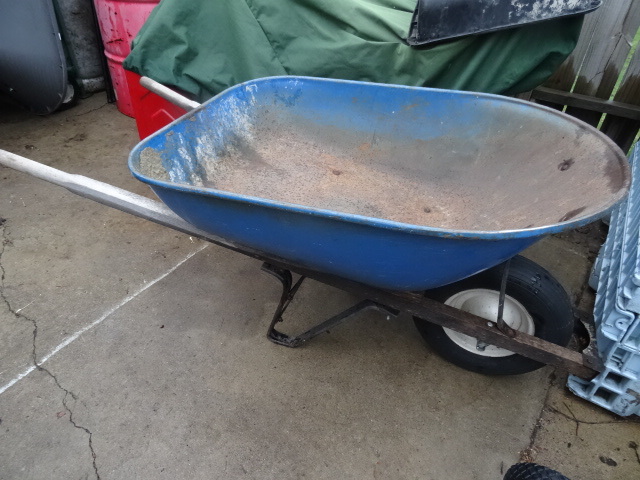 lot 41 image: Metal Tub Wheel Barrow