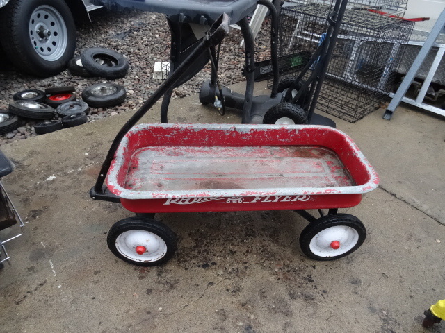 lot 43 image: Radio Flyer 18 Metal Wagon