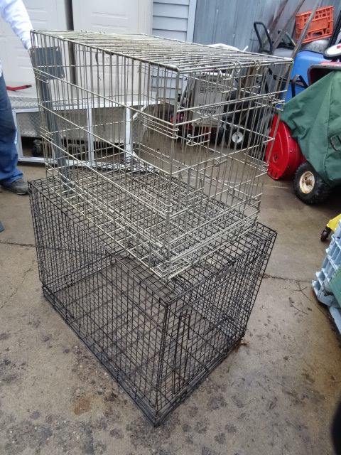 lot 46 image: 2 Collapsible Metal Kennels