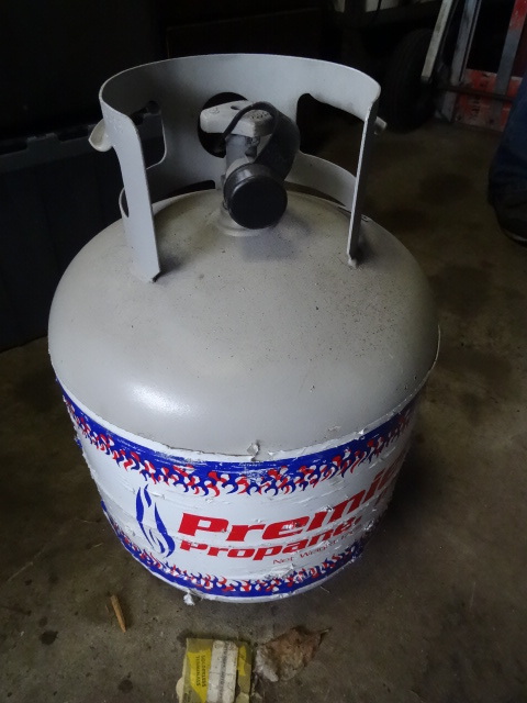 lot 86 image: New Style 20 Lb. LP Tank