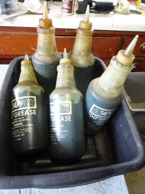 lot 88 image: Snapper 00 Grease for Snapper Mowers