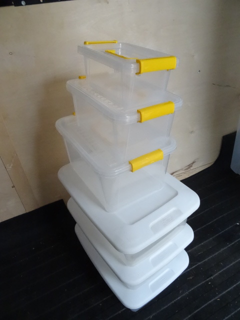 lot 104 image: 6 Sterilite Plastic Tubs