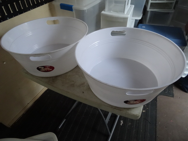 lot 116 image: 2 Plastic Party Tubs 20