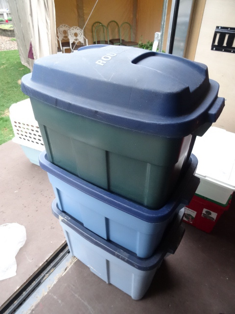 lot 118 image: 3 Rubbermaid Rough Neck Storage Bins