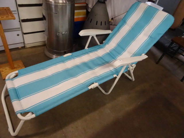 lot 213 image: Patio Lounge Chair Folds Up
