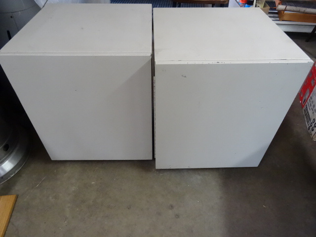 lot 226 image: 2 Metal Cabinets on Wheels